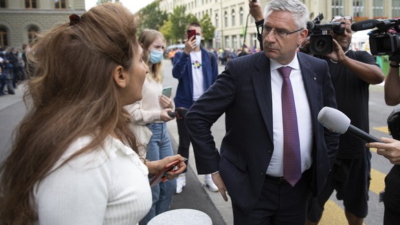 Andreas Glarner, Nationalrat SVP-AG, rechts, diskutiert mit Sibel Arslan, Nationalraetin GP-BS, links, waehrend der Aktionswoche Rise up for Change auf dem Bundesplatz, am Dienstag, 22. September 2020 ...