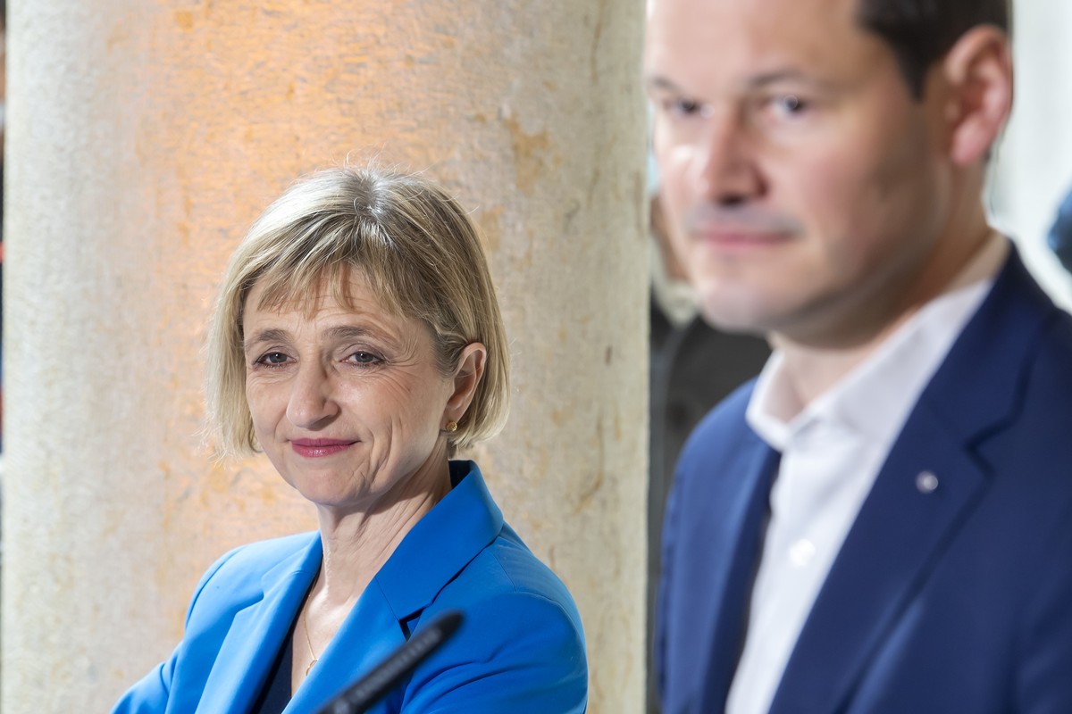 La candidate Fabienne Fischer, gauche, (Les Verts) et le candidat Pierre Maudet, droite, (Libertes et Justice Sociale) s'exprime a l'occasion des resultats au premier tour de l'election ...