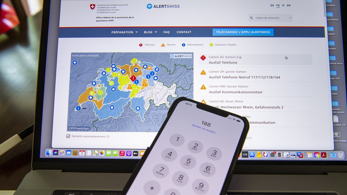 Un telephone est photographie devant la plateforme AlertSwiss qui annonce une panne du reseau de telecommunication et ainsi que les numeros d'urgence (112, 117, 118, 144), ce vendredi 9 juillet 2 ...
