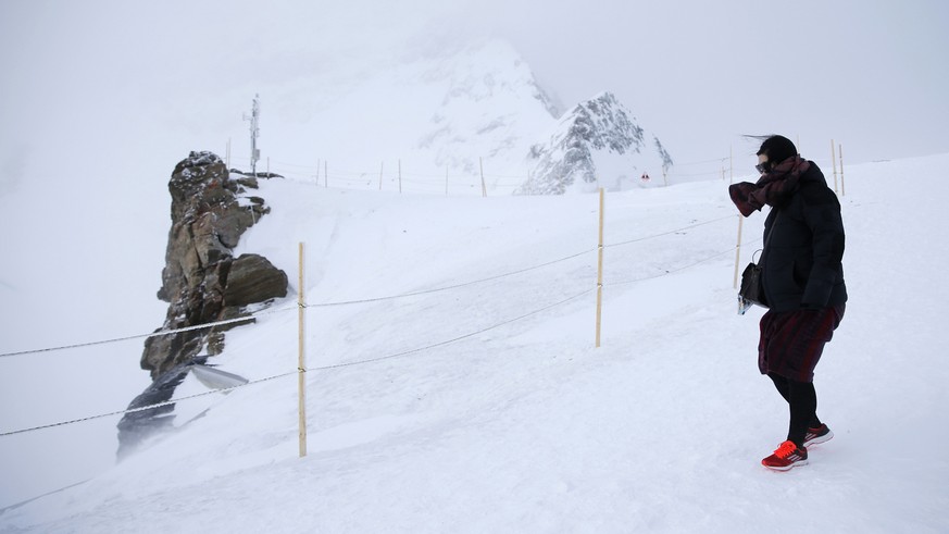 A Chinese tourist the Jungfraujoch in the Bernese Alps, Switzerland, on January 15, 2016. (KEYSTONE/Peter Klaunzer)

Eine Chinesische Touristin am 15. Januar 2016 auf dem Jungfraujoch in den Berner Al ...