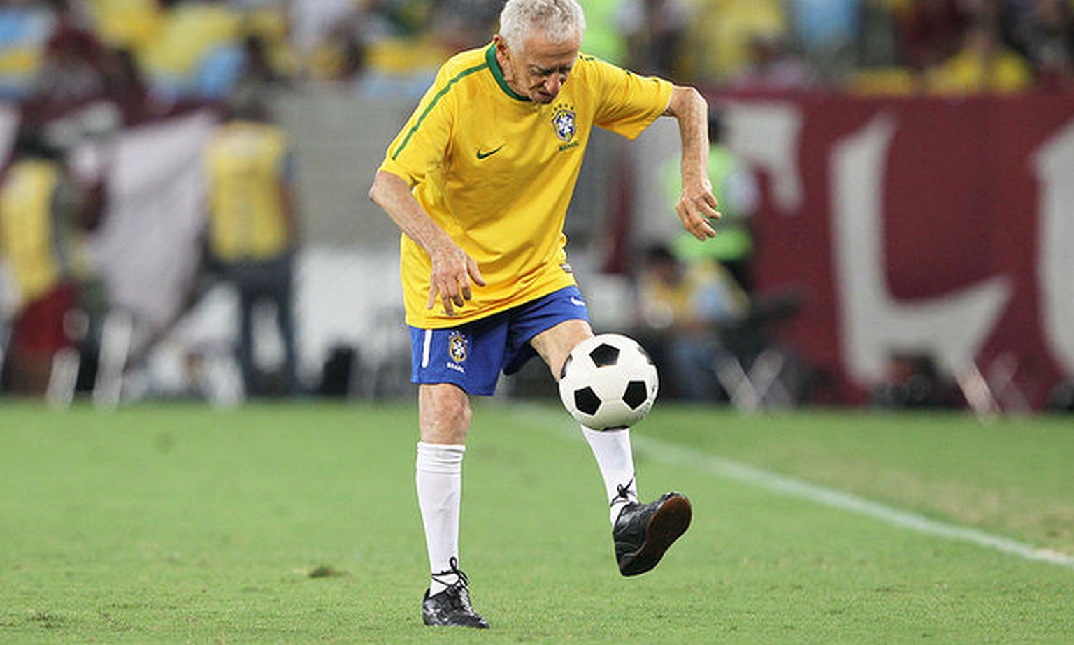 Im Maracana stiehlt dieser alte Mann allen Fussball-Stars die Show