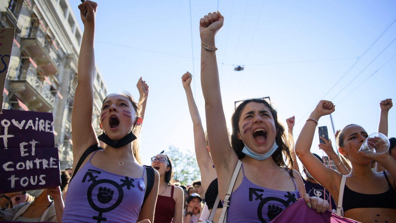 Des femmes manifestent lors d&#039;une manifestation de la greve des femmes / greve feministe, 30 ans apres la premiere greve des femmes en Suisse, ce lundi 14 juin 2021 a Lausanne. (KEYSTONE/Laurent  ...