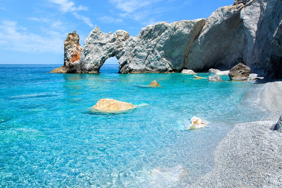 Am griechischen Strand Paralia Lalaria wird das Einpacken von Muscheln mit hohen Bussen geahndet.