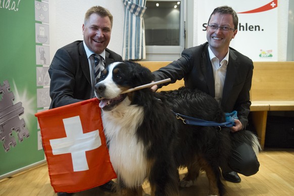 Toni Brunner, Praesident SVP Schweiz, links, und Peter Keller, Nationalrat SVP, rechts, posieren, anlaesslich der Nominationsversammlung der SVP Nidwalden, am Freitag, 27. Maerz 2015, in Hergiswil. Pe ...