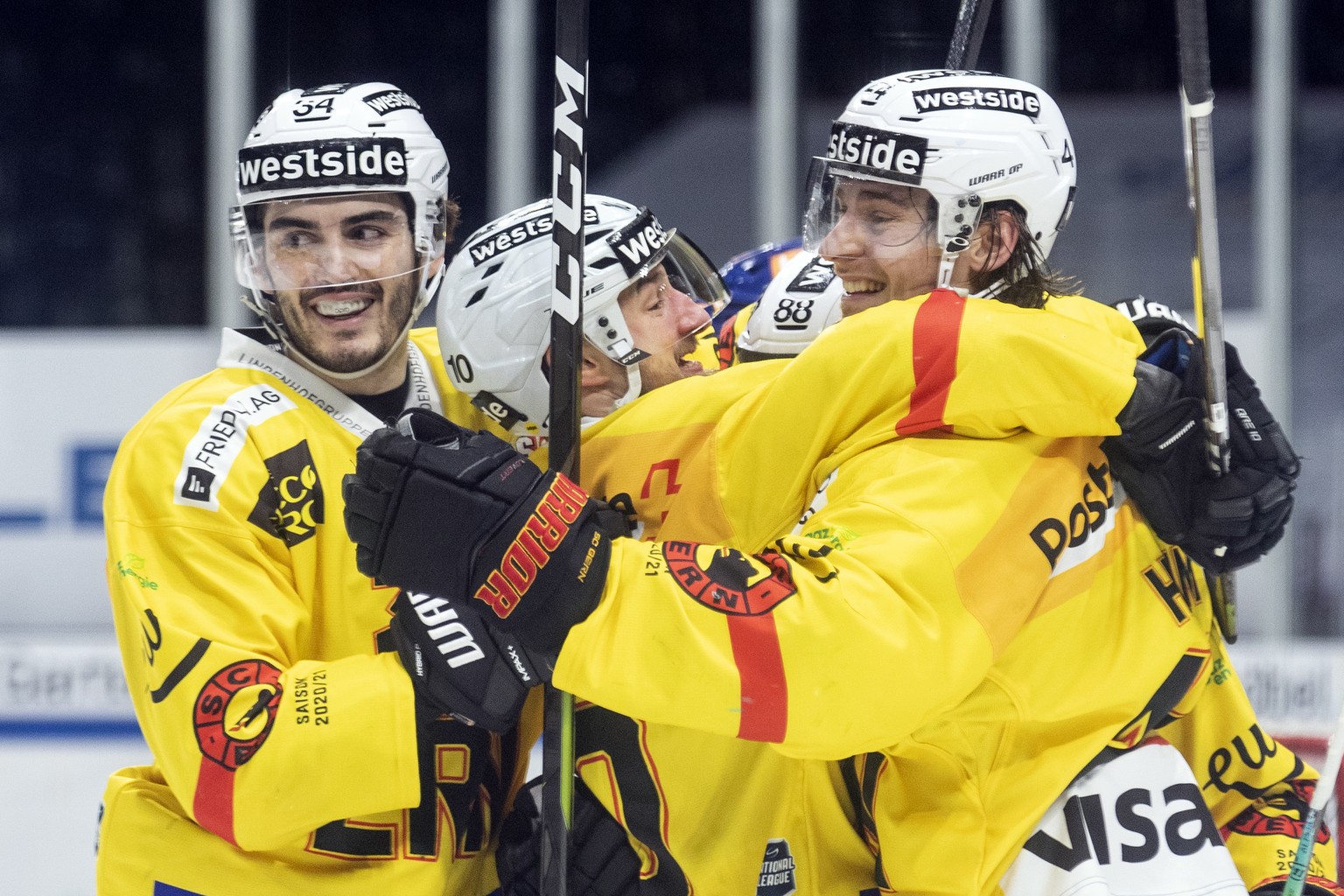 Jubel bei Berns Miro Zryd, Berns Tristan Scherwey und Berns Andre Heim, von links, im Eishockey Spiel der National League zwischen den ZSC Lions und dem SC Bern, am Donnerstag, 4. Februar 2021, im Hal ...