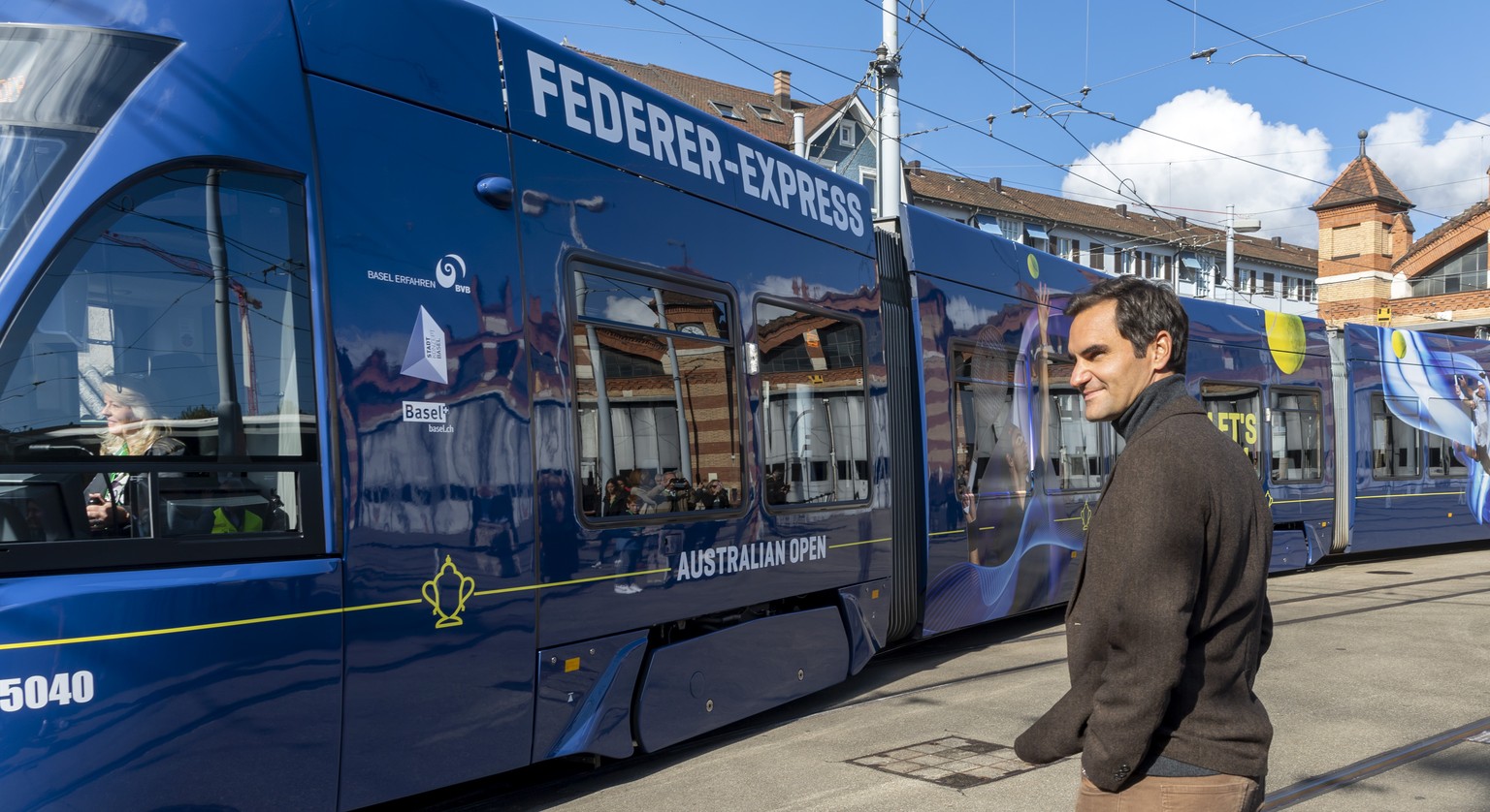 Roger Federer bei der Taufe und der Jungfernfahrt des Roger Federer-Trams in Basel, am Freitag, 22. Oktober 2021. (KEYSTONE/Georgios Kefalas)