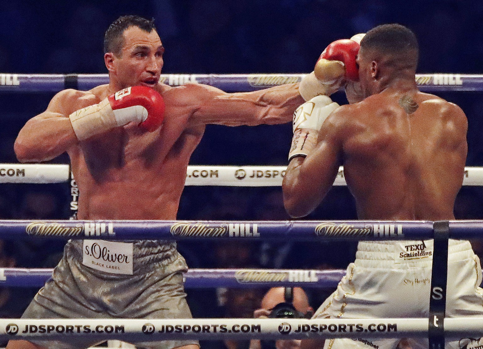 ARCHIVBILD ZU SDA-TEXT: LETZTER KAMPF VON WLADIMIR KLITSCHKO - This is a Saturday, April 29, 2017 file photo of Ukrainian boxer Wladimir Klitschko, left, as he lands a punch on British boxer Anthony J ...