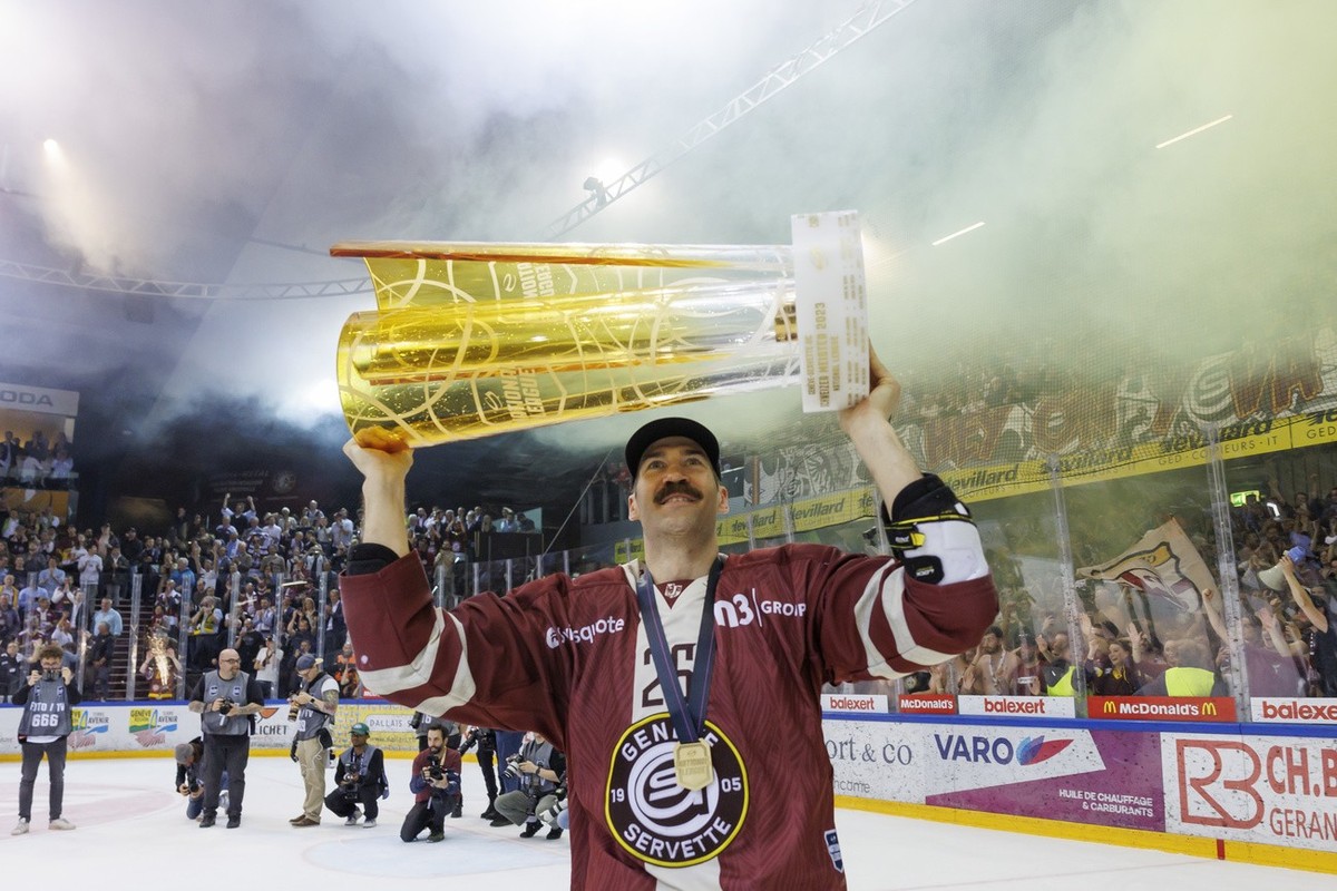 Geneve-Servette's forward Daniel Winnik celebrates with the trophy of Swiss Champion after winning by 4:1 the seventh and final leg of the ice hockey National League Swiss Championship final play ...