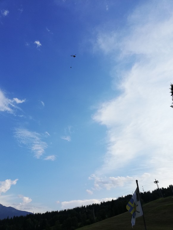 tel: 
Die Helikopter fliegen rauf und runter beim Piz Segnas