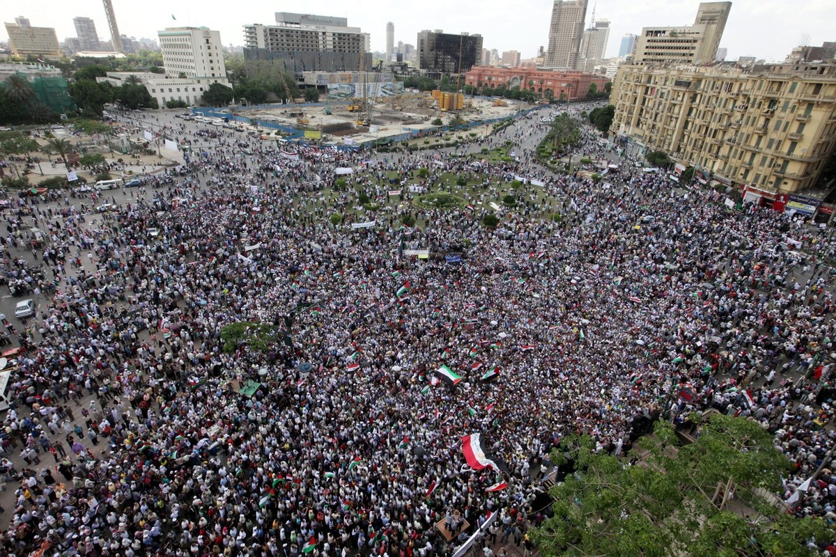 epa02730602 A general view shows gathering in Tahir Square during an 'unity rally' in Cairo, Egypt, 13 May 2011. According to media sources, about thousands of Egyptians gathered in central  ...