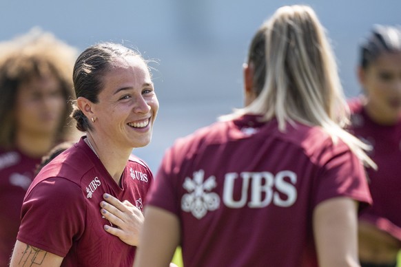 Geraldine Reuteler, links, lacht mit Ana-Maria Crnogorcevic, rechts, waehrend einem Training der Schweizer Frauen Fussball Nationalmannschaft, am Freitag, 13. Juni 2025 in Grenchen. Das Schweizer Frau ...