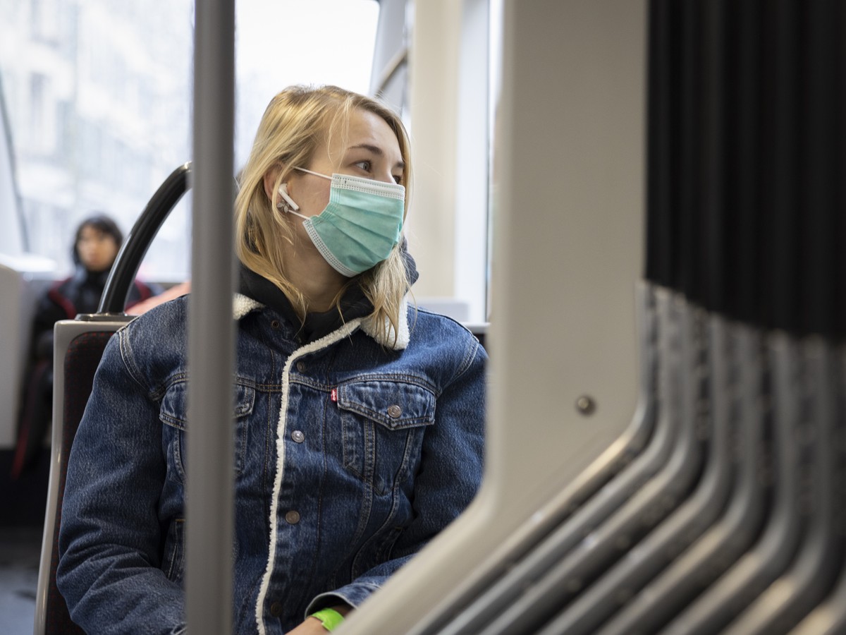 Fahrgaeste mit und ohne Maske sitzen in einem Tram, am Freitag, 1. April 2022 in Bern. Die Maskenpflicht im oeffentlichen Verkehr wurde durch den Bund aufgehoben. (KEYSTONE/Peter Klaunzer)