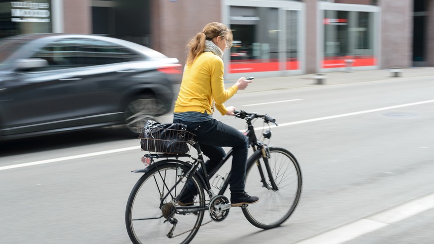 42 Prozent der Velofahrer nutzen ihr Smartphone, während sie im Verkehr unterwegs sind. Das zeigt eine Studie der Stiftung für Prävention der AXA. Am häufigsten verwenden sie es, um zu telefonieren un ...