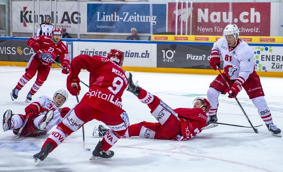 Lausanne HC Verteidiger Lukas Frick, links am Boden, und Stuermer Ronalds Kenins, rechts, gegen SC Rapperswil-Jona Lakers Stuermer Casey Wellman (#9) und Danny Kristo, Mitte rechts, waehrend dem Eisho ...