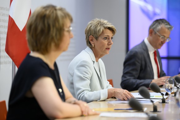 Bundesraetin Karin Keller-Sutter, Mitte, spricht an der Seite von Nathalie Barthoulot, Praesidentin der Konferenz der kantonalen Sozialdirektorinnen und Sozialdirektoren, links, und Christoph Nufer, K ...