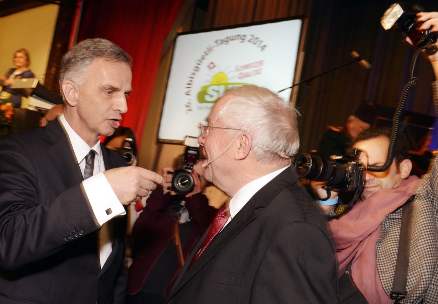 Bundespraesident Didier Burkhalter, links, und Alt-Bundesrat und Nationalrat Christoph Blocher, rechts, an der 26. Albisguetli-Tagung in Zuerich am Freitag, 17. Januar 2014. (KEYSTONE/Walter Bieri)