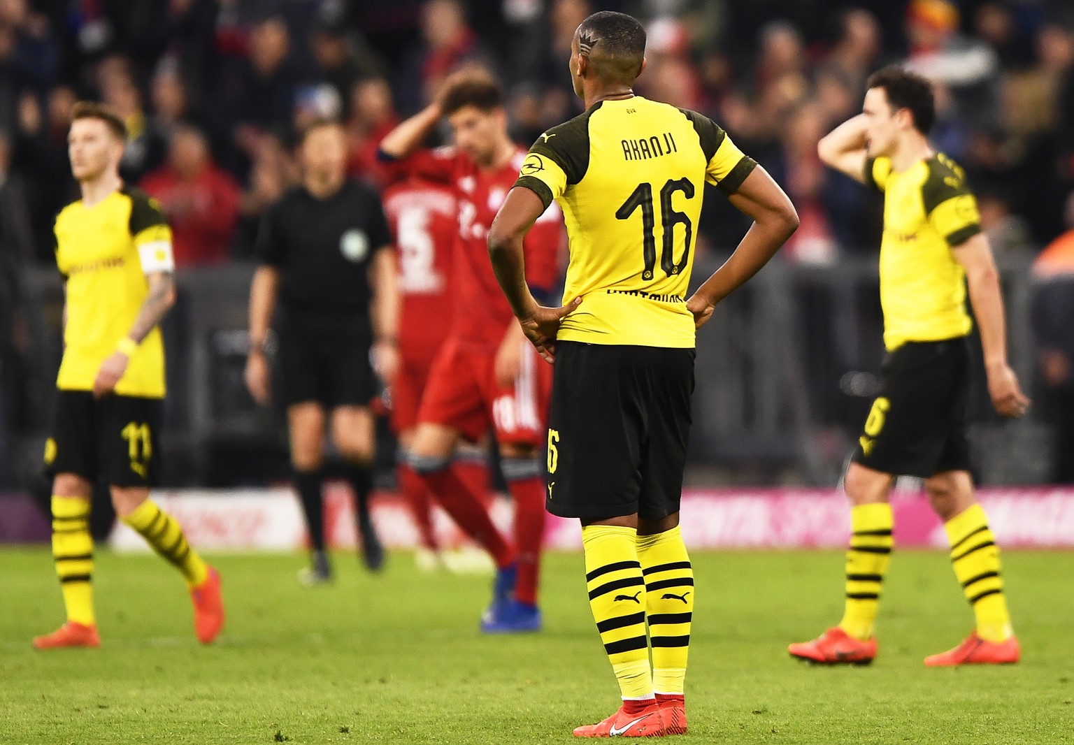 epa07489318 Dortmund&#039;s Manuel Akanji (C) reacts after the German Bundesliga soccer match between FC Bayern Munich and Borussia Dortmund in Munich, Germany, 06 April 2019. Bayern won 5-0. EPA/LUKA ...