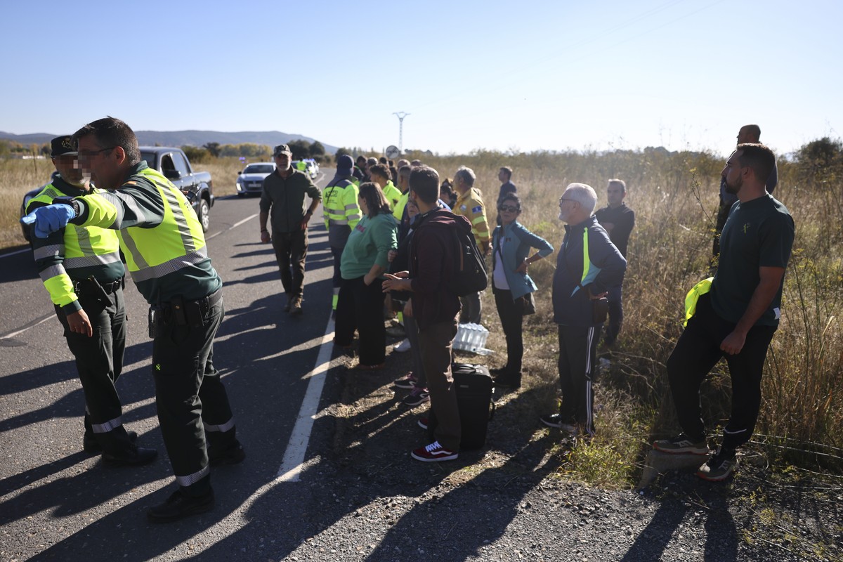 epa13336233 Rescue team and Civil Guards members arrive at the scene where two high-speed trains (AVE in Spanish symbols), one of Renfe and another of Iryo, that have crashed in the village of Urda, T ...