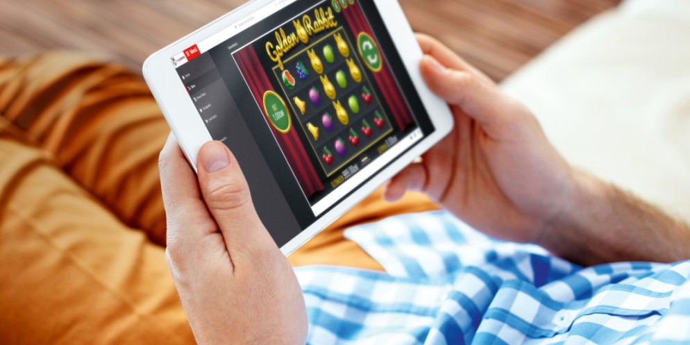 Nur noch konzessionierte Schweizer Casinos dürfen online Geldspiele Anbieten. Mit speziellen Tricks schaffen es Plattformen aber trotzdem, bei Schweizer Medien Aufmerksamkeit zu generieren. (Archivbil ...