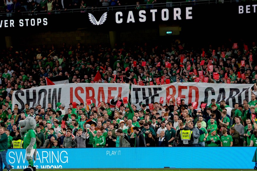 2026 FIFA World Cup, WM, Weltmeisterschaft, Fussball Qualifier Group F, Aviva Stadium, Dublin 6/9/2025 Republic of Ireland vs Hungary Fans display a Show Israel the red card banner ans display a Show  ...