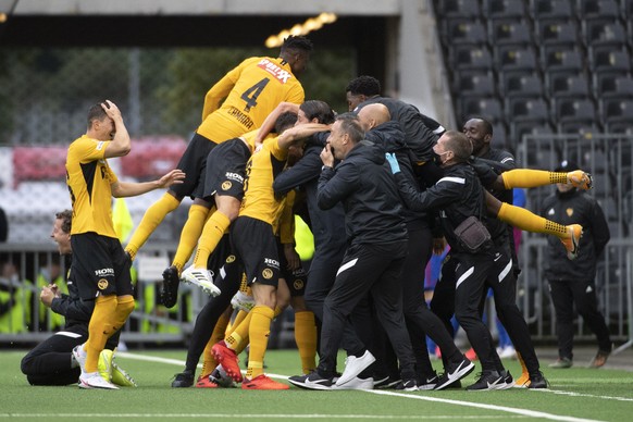 YBs Spieler feiern das Siegestor von Marvin Spielmann, im Fussball Schweizer Cup Final zwischen dem FC Basel 1893 und dem BSC Young Boys im Wankdorf Stadion in Bern, am Sonntag, 30. August 2020. (KEYS ...