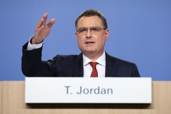 Thomas Jordan, Praesident des Direktoriums der Schweizerischen Nationalbank SNB, spricht waehrend des Halbjahres-Mediengespraechs, am Donnerstag, 17. Juni 2021, in Bern. (KEYSTONE/Peter Klaunzer)