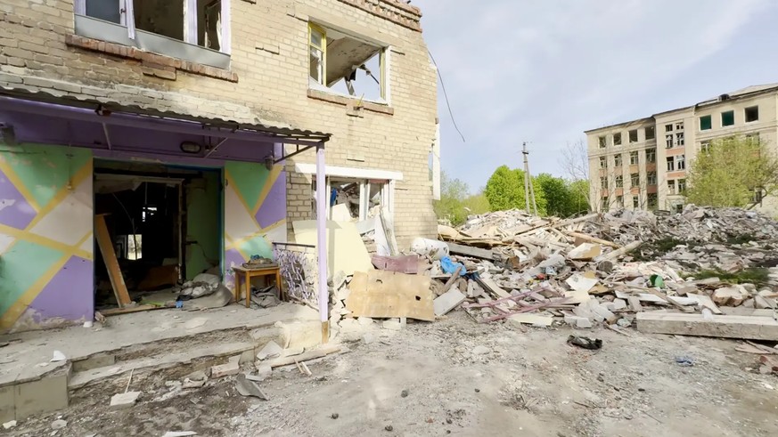 Der zerstörte Kindergarten, der als Militärlager diente.