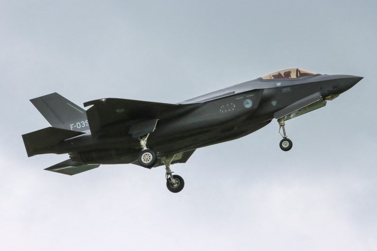LEEUWARDEN - Dutch F-35 fighter planes land at Leeuwarden air base. ANP / Hollandse Hoogte / Anton Kappers netherlands out - belgium out (Photo by Anton Kappers / ANP MAG / ANP via AFP)
