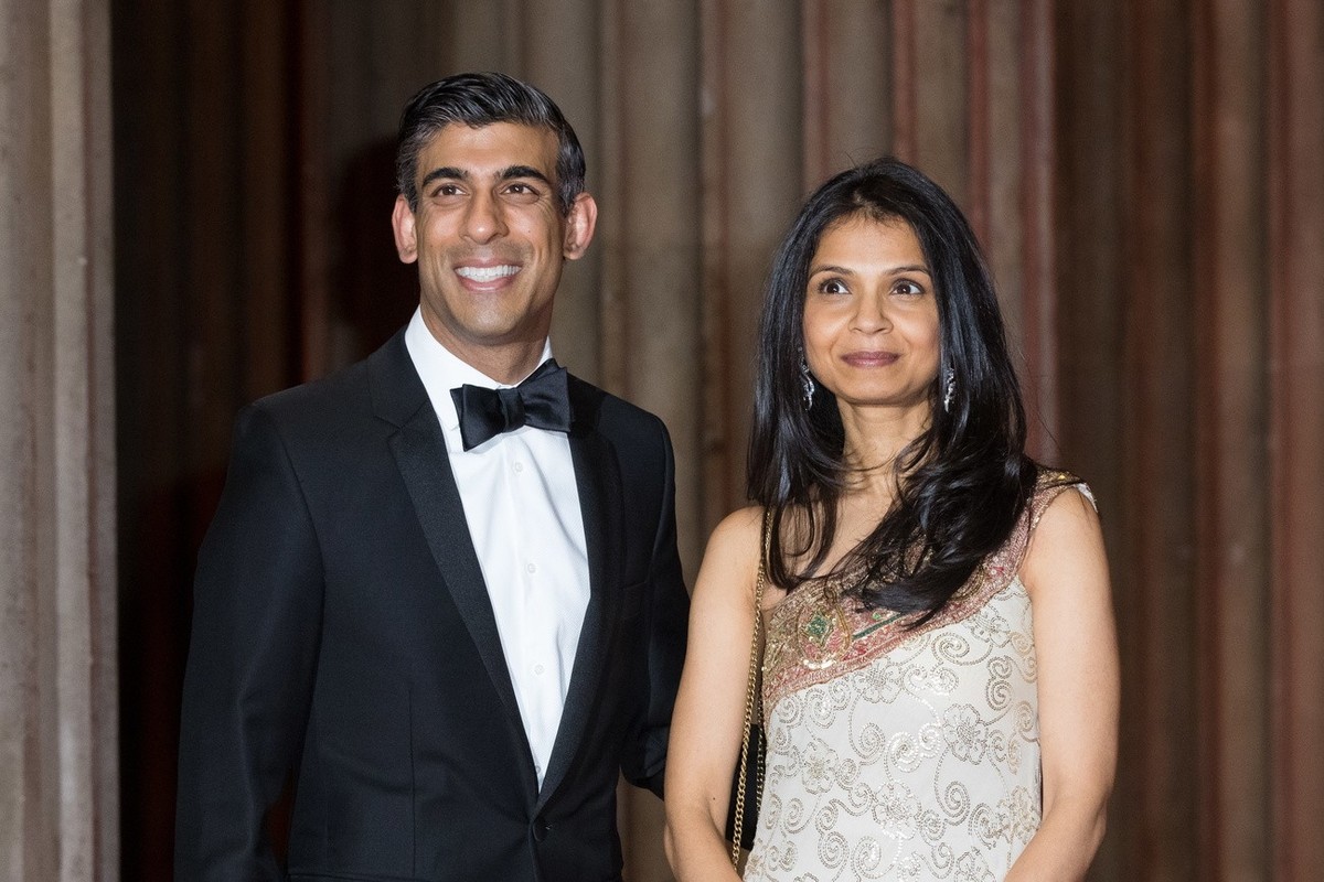 epa09741862 Britain's Chancellor of the Exchequer Rishi Sunak (L) and his wife Akshata Murthy (R) arrive for the British Asian Trust Reception at the British Museum in London, Britain, 09 Februar ...