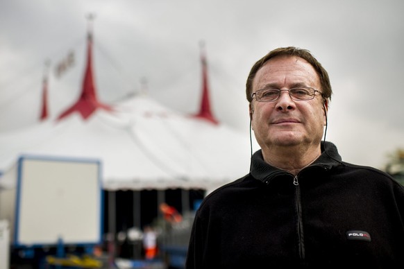 Fredy Knie Junior posiert vor dem Cirkus Knie Zelt, anlaesslich einer Medienkonferenz am Donnerstag, 2. Mai 2013, auf der Landiwiese in Zuerich. (KEYSTONE/Ennio Leanza)