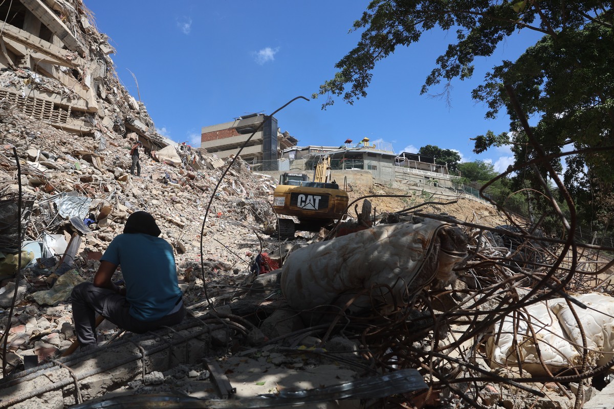 epa13079235 Construction equipment sits amidst debris from buildings damaged by last week's two earthquakes measuring 7.2 and 7.5 magnitude; in La Guaira, Venezuela, 01 July 2026. EPA/MIGUEL GUTI ...