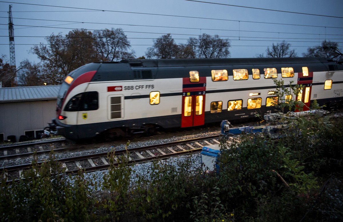 Un train des CFF/SBB circule le vendredi 12 novembre 2021 a Tolochenaz. Les trains ont recommence a circuler vendredi matin sur la ligne CFF entre Lausanne et Geneve, a vitesse reduite dans le secteur ...