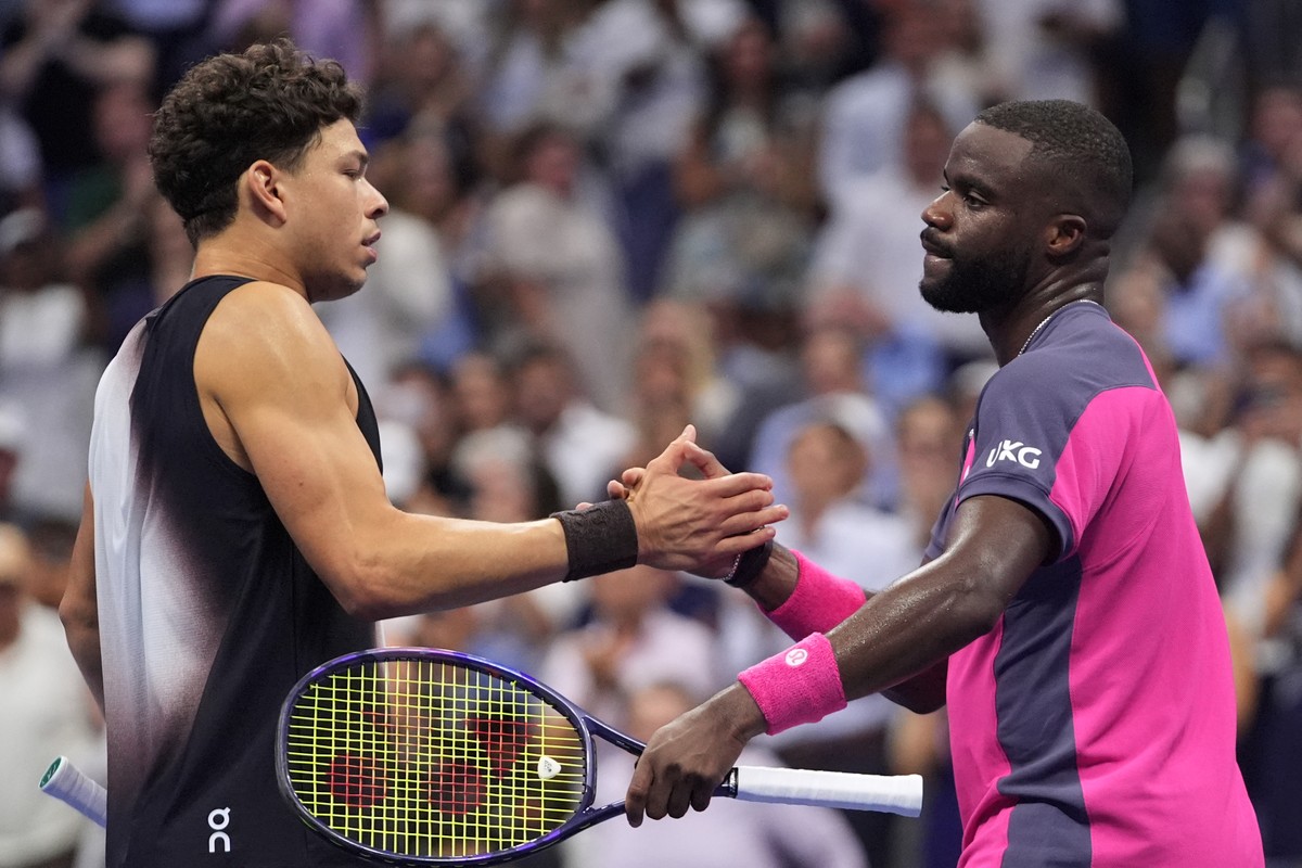 Frances Tiafoe, of the United States, right, greets Ben Shelton, of the United States, after Shelton won their match during the men's singles semifinals of the U.S. Open tennis championships Frid ...