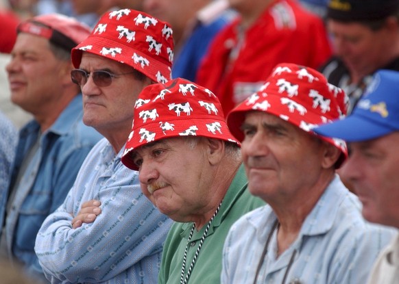 Besucher des Eidgenoessischen Schwing- und Aelplerfestes in Luzern verfolgen das Geschehen in der Arena, am Samstag, 21. August 2004. (KEYSTONE/Edi Engeler)