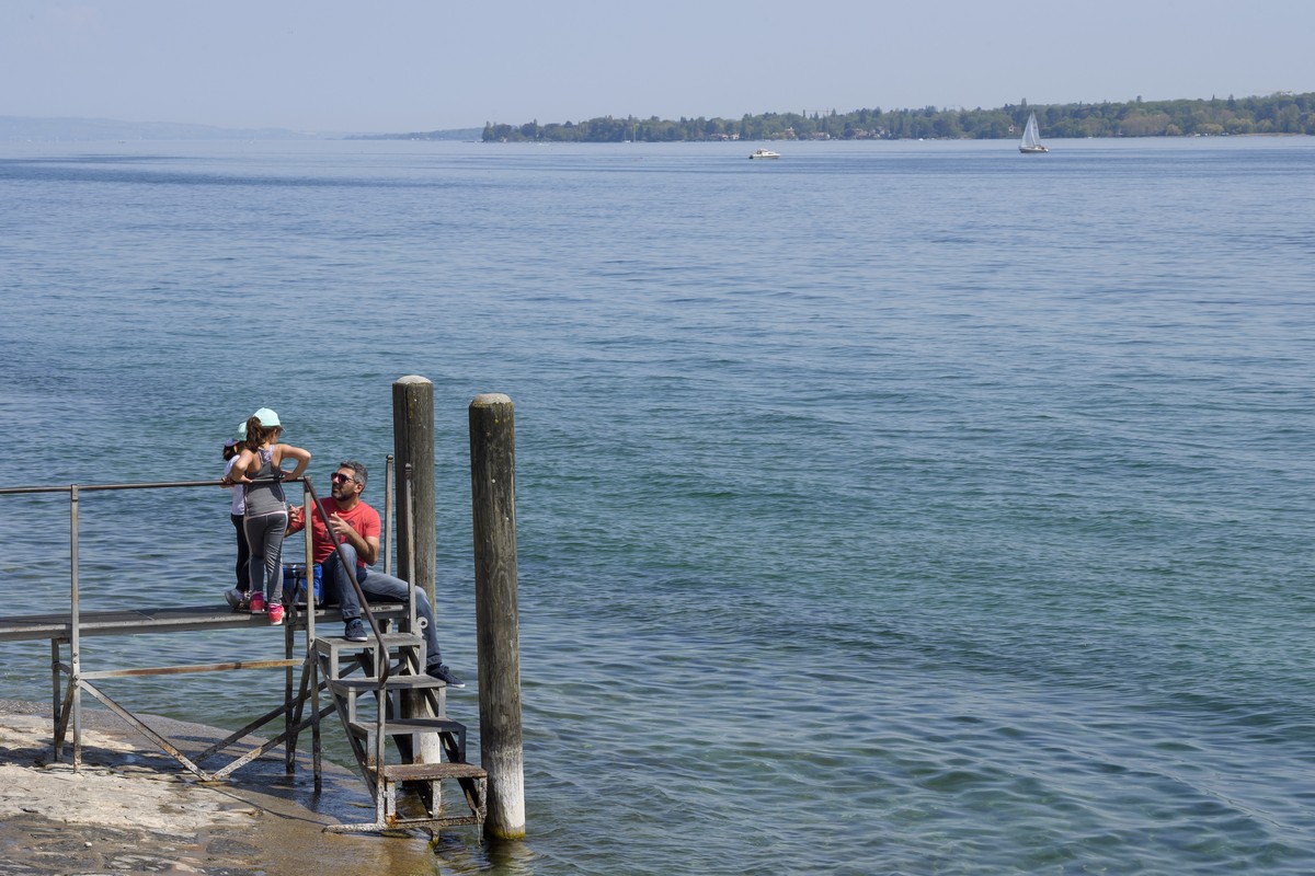 Des personnes profitent de la meteo clemente, pour prendre le soleil au bord du Lac Leman, ce dimanche 22 avril 2018 a Geneve. (KEYSTONE/Martial Trezzini)