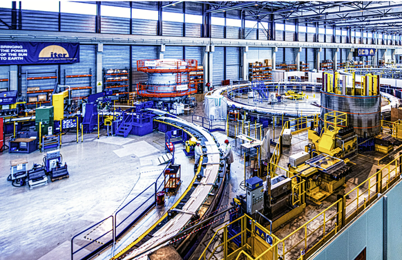 Für die Kernfusion wird ein kreisrunder Vakuumraum gebaut, der die brandheissen Partikel mittels massiven Magneten von den Aussenwänden fernhalten soll.