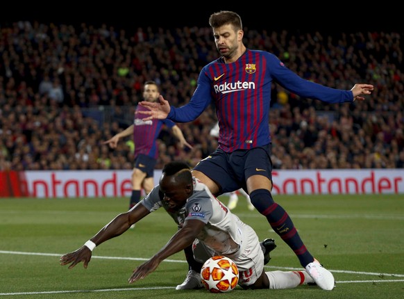 epa07541205 FC Barcelona&#039;s defender Gerard Pique (R) duels for the ball against Liverpool&#039;s winger Sadio Mane (L) during the UEFA Champions League first leg semifinal match between FC Barcel ...