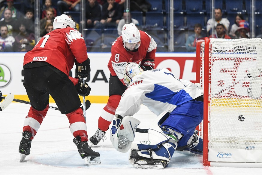 epa07562139 Vincent Praplan of Switzerland (C back) scores a goal during the IIHF World Championship group B ice hockey match between Switzerland and Italy at the Ondrej Nepela Arena in Bratislava, Sl ...