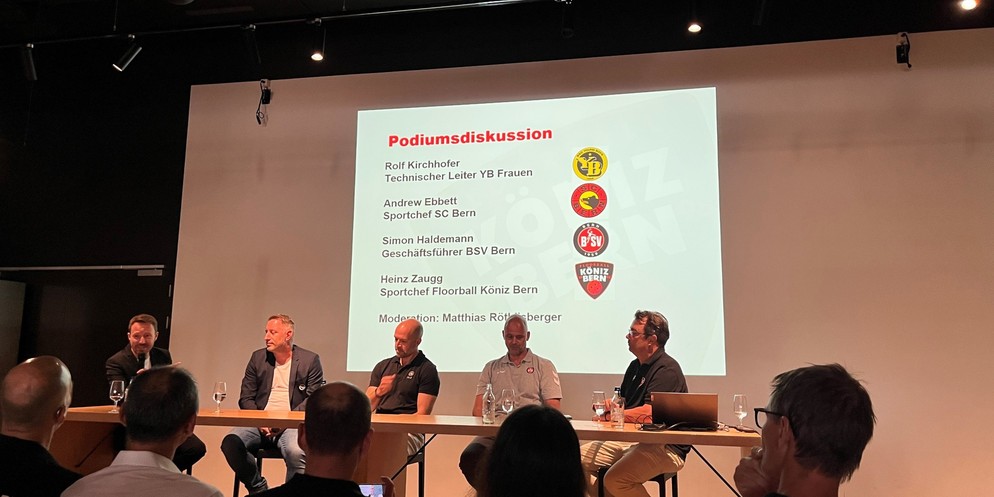An einem Podium im Restaurant Allmend tauschen sich vier Berner Sportvertreter aus. V.l.n.r.: Rolf Kirchhofer (YB), Andrew Ebbett (SCB), Simon Haldemann (BSV Bern), Heinz Zaugg (Floorball Köniz Bern).