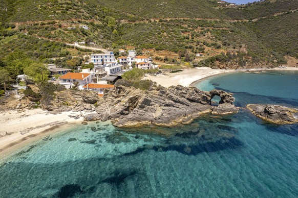Luftbild Kalamos Beach Der Strand von Kalamos aus der Luft gesehen, Insel Eub