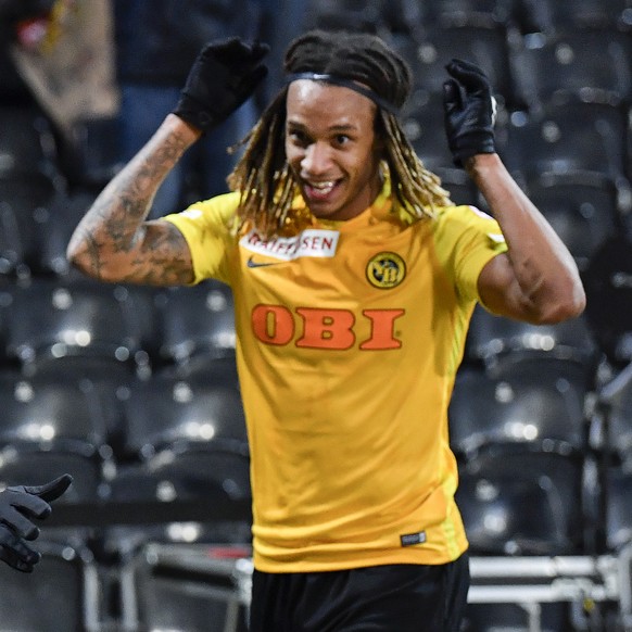 YBs Roger Assale, links, und Kevin Mbabu feiern den Treffer zum 2:1 im Fussball Meisterschaftsspiel der Super League zwischen den Berner Young Boys und dem FC Zuerich, am Sonntag, 19. November 2017, i ...