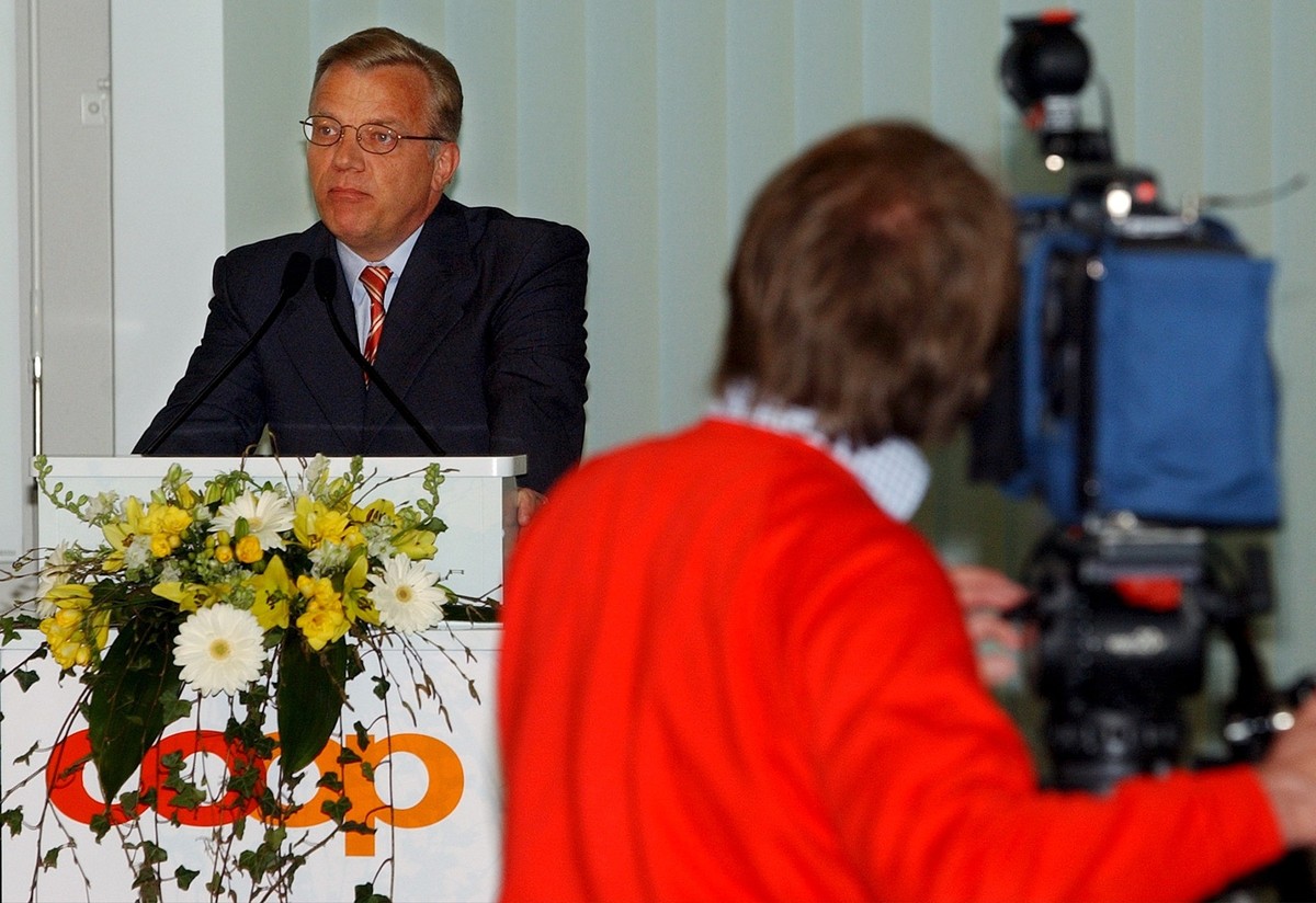 Hansueli Loosli, Vorsitzender der Geschaeftsleitung von Coop Schweiz, kann an der Bilanzmedienkonferenz der Coop am Dienstag, 15. April 2003, in Muttenz das beste Ergebnis in der bisherigen Geschichte ...