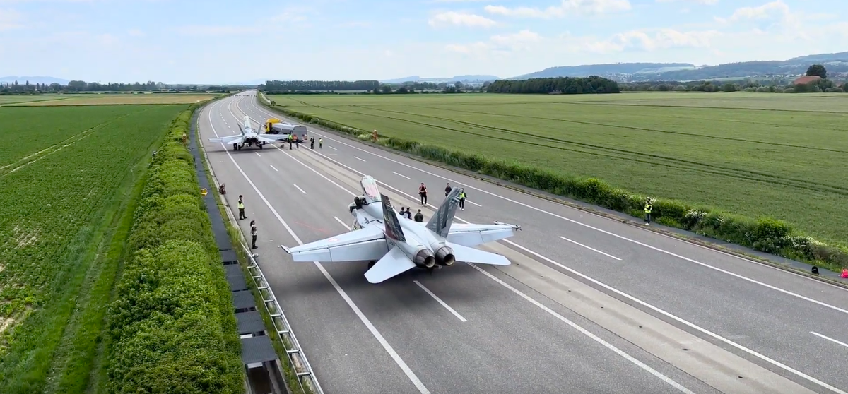 Autobahn Kampfjet Landung A1 Payerne
