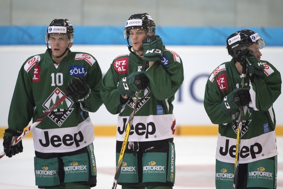 Oltens Ueli Huber, Marc Grieder, Remo Meister, von links, geschlagen, im Achtelfinalspiel im Swiss Ice Hockey Cup zwischen dem EHC Olten aus der ersten Liga und dem EV Zug, am Mittwoch, 26. Oktober 20 ...