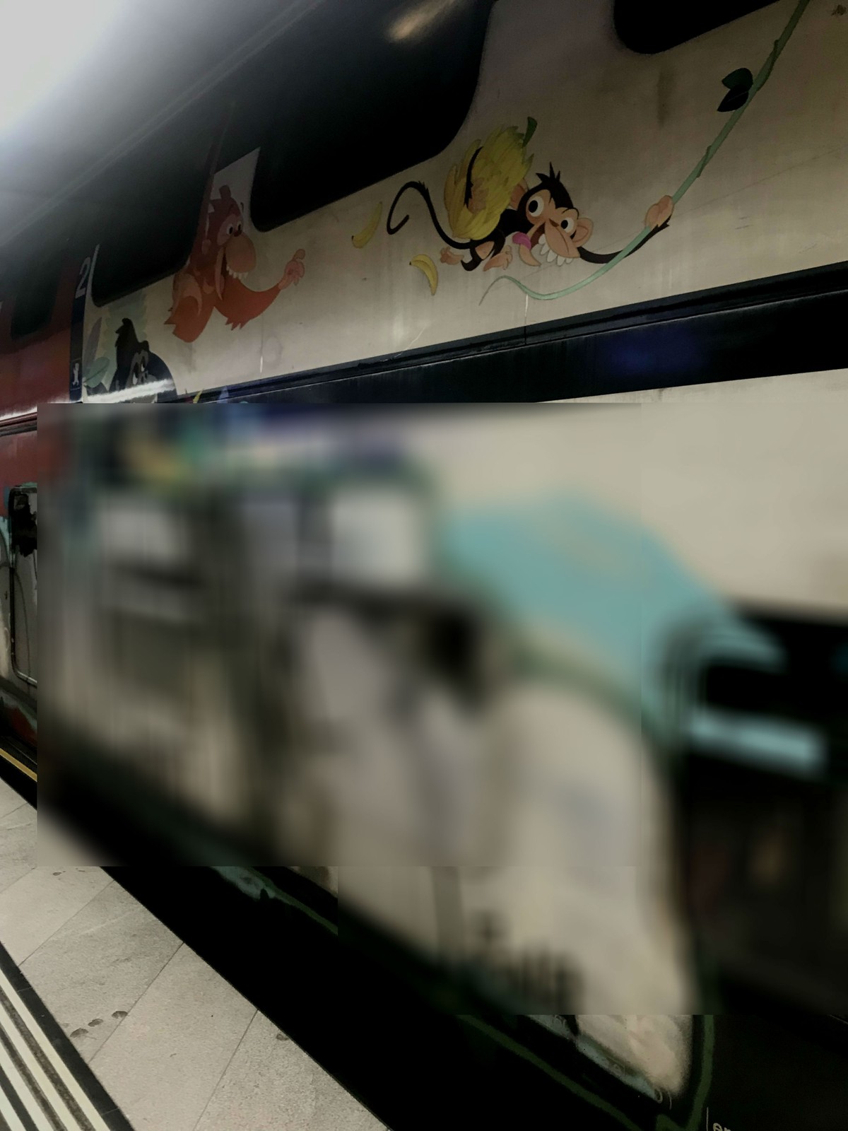 Kinder gucken in die Röhre: Versprayter SBB-Familienwagen am Zürcher Hauptbahnhof. Die Fotos sind verpixelt, damit Sprayer keine Plattform erhalten.