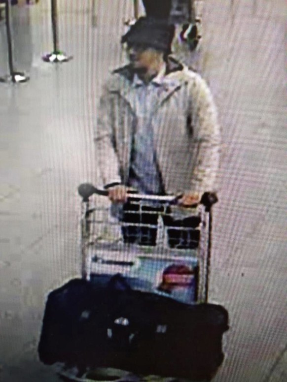 epa05226012 A handout photograph provided by Belgian Federal Police shows a CCTV grab of a suspect in the Zaventem airport attack in Brussels, Belgium, 22 March 2016. A surveillance camera at Zaventem ...