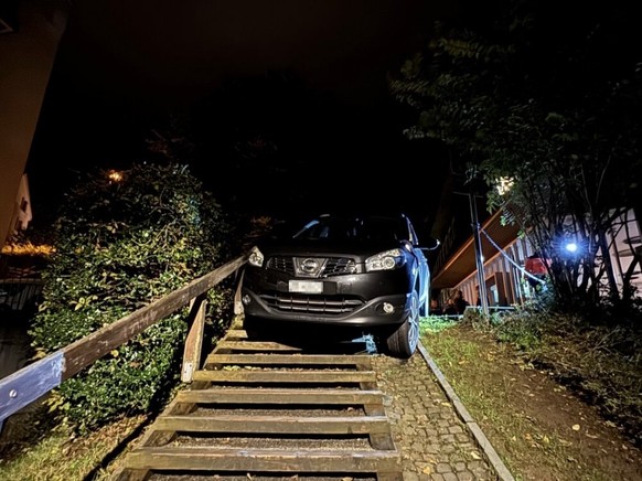 Auto kommt vor Treppenabgang zum Stehen, St. Gallen