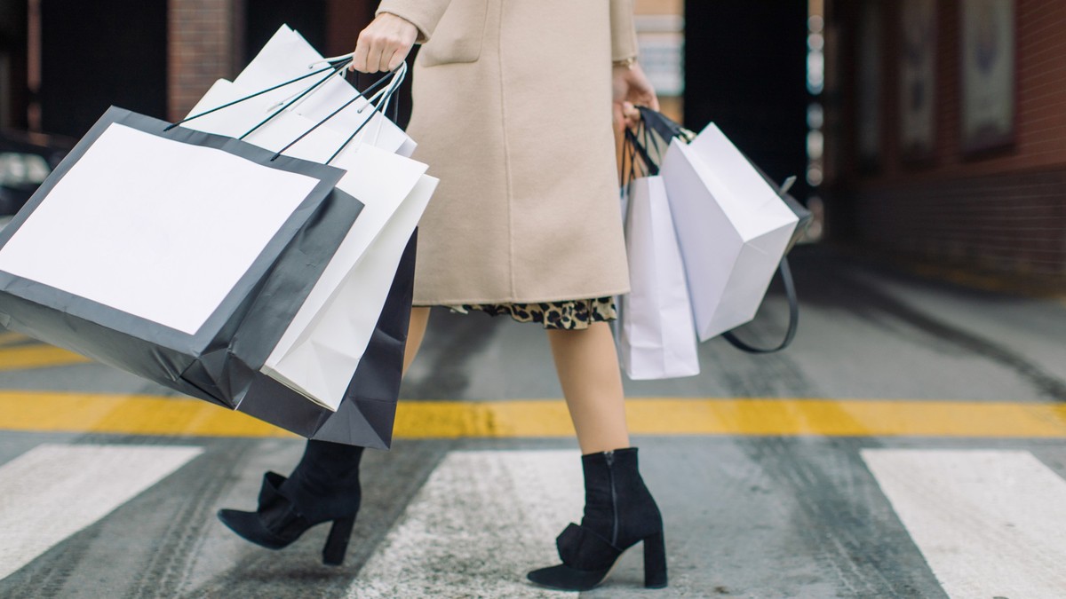 Frau mit Einkaufstaschen beim Shopping