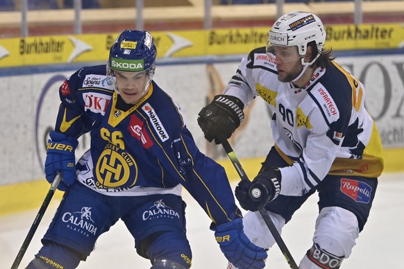 Der Davoser Valentin Nussbaumer, links, gegen Ambris Jannik Fischer, im Eishockey-Qualifikationsspiel der National League zwischen dem HC Davos und dem HC Ambri-Piotta, am Mittwoch, 17. Februar 2021,  ...