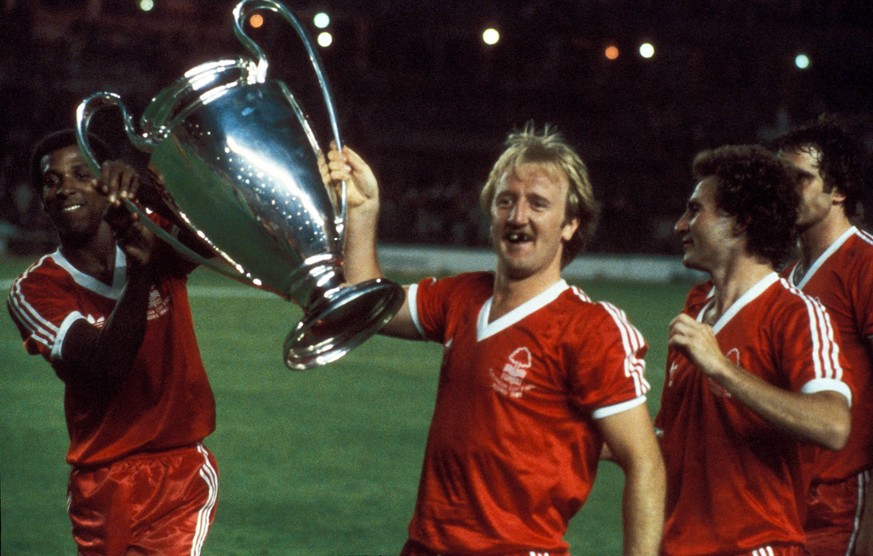 Bildnummer: 00963700 Datum: 28.05.1980 Copyright: imago/Thomas Zimmermann
Viv Anderson (li.) und Kenny Burns (beide Nottingham) halten den Landesmeisterpokal in den Händen; Clarke, Vdia, quer, Pott, T ...